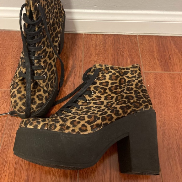 Lace up platform boots in cheetah print - (US size 7) - Picture 3 of 5